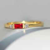 Bague Dorée et Étincelante à Pierre Rouge Centrale