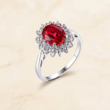 Bague classique avec rubis et bord en or blanc
