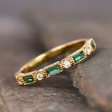 Bague rétro verte avec éléments en zircon et en or