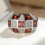 Bague vintage en argent avec des pierres précieuses rouges