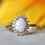 Bague vintage en or rose avec opale ovale et éclat de cristal