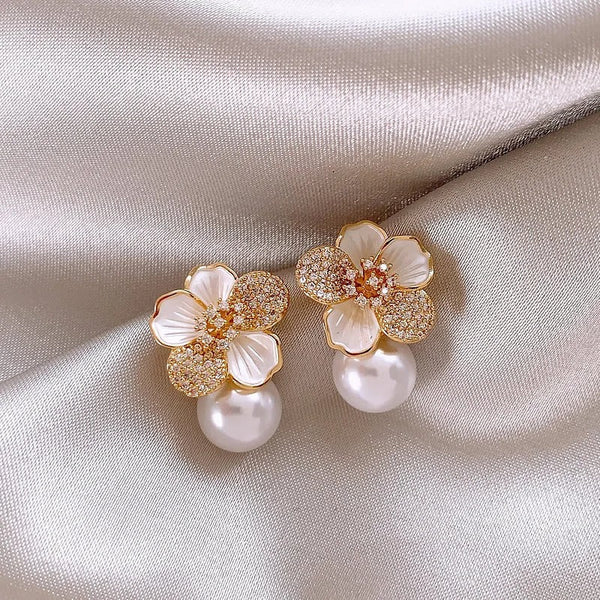Boucles d'oreilles avec camélia blanc suspendu et marguerite