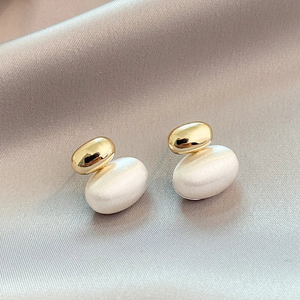 Boucles d'oreilles dorées avec perle ovale