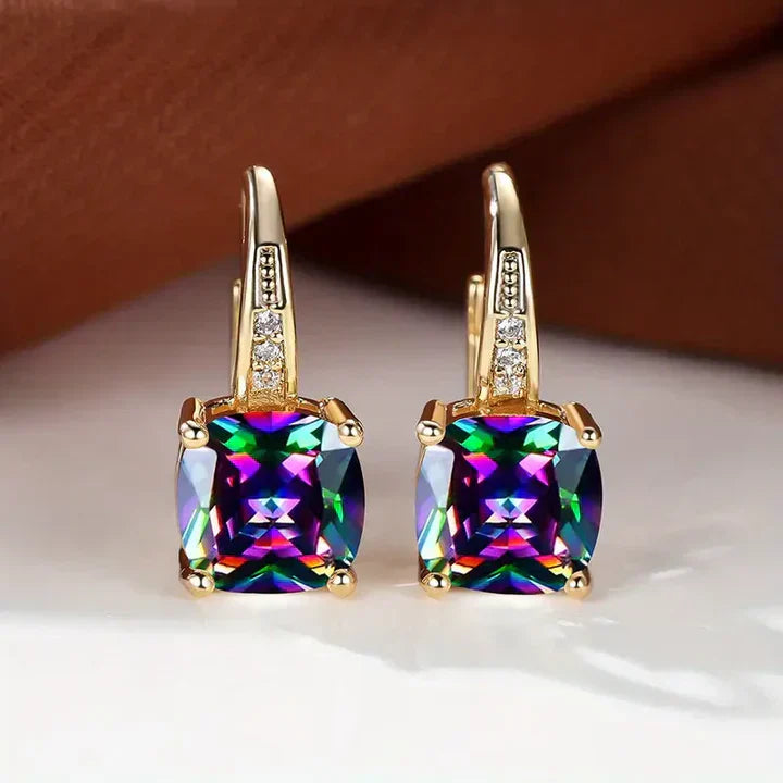 Boucles d'oreilles en or avec des pierres mystérieuses