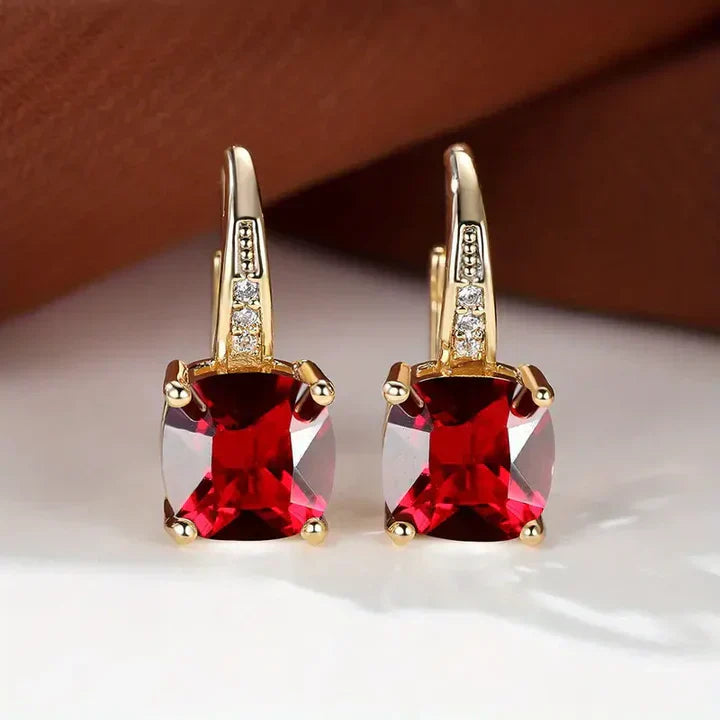 Boucles d'oreilles en or avec des pierres mystérieuses