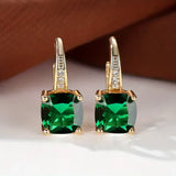 Boucles d'oreilles en or avec des pierres mystérieuses