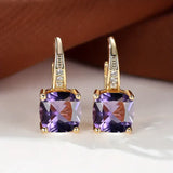 Boucles d'oreilles en or avec des pierres mystérieuses