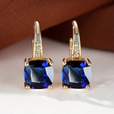 Boucles d'oreilles en or avec des pierres mystérieuses