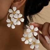 Boucles d'oreilles pendantes avec des fleurs rétro blanches