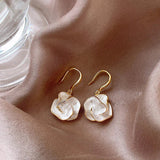 Boucles d'oreilles pendantes avec des pétales blancs