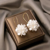 Boucles d'oreilles pendantes avec fleurs blanches