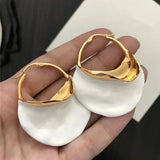 Boucles d'oreilles rétro blanches et dorées