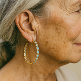 Boucles d'oreilles rétro dorées avec opale bleue