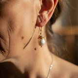 Boucles d'oreilles vintage en perles avec des fils dorés