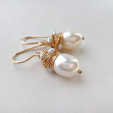 Boucles d'oreilles vintage en perles avec des fils dorés