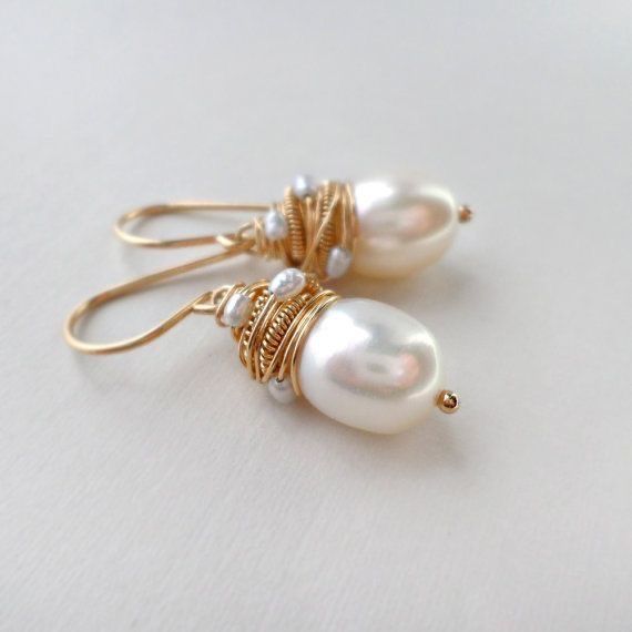 Boucles d'oreilles vintage en perles avec des fils dorés