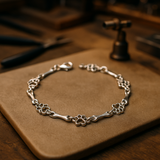 Bracelet avec Pattes de Chien Suspendues et Os en Argent Brut, Édition Limitée