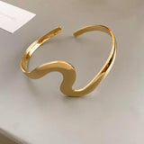 Bracelet ouvert classique avec motif ondulé doré
