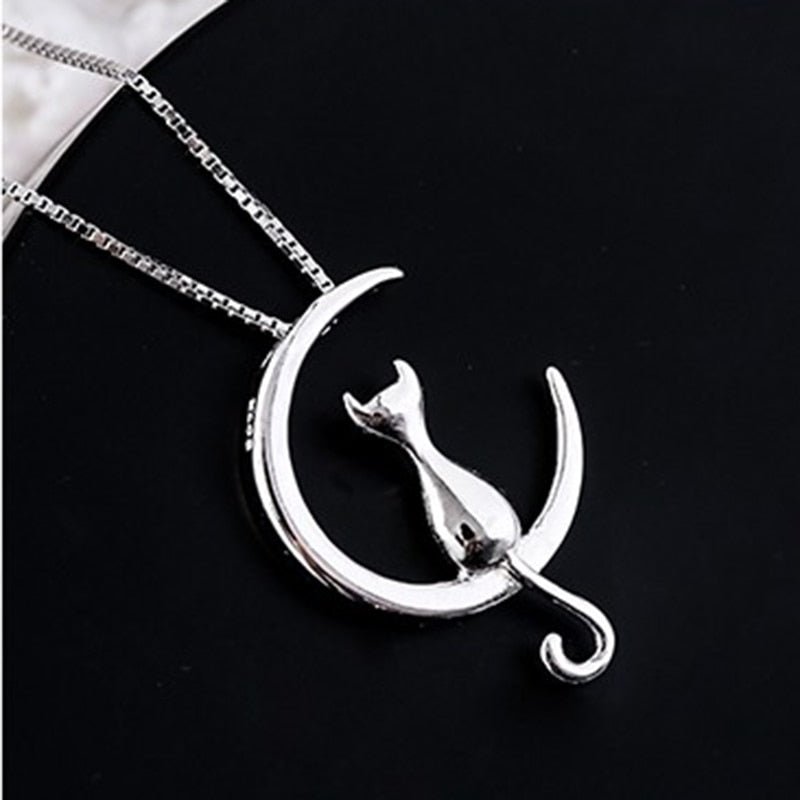 Collier avec lune suspendue et chat