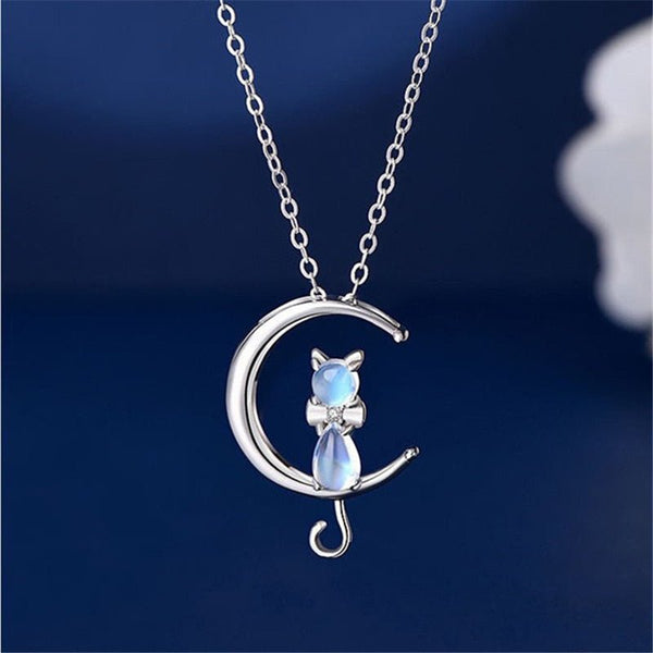 Collier avec pendentif en forme de croissant de lune et d'un chat en pierre de lune
