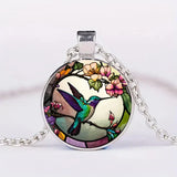 Collier avec pendentif en métal en forme d'hirondelle avec dôme en verre