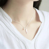 Collier en argent avec des marguerites et un chat grimpeur