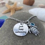 Collier en argent en forme de tortue « Nage encore »