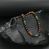 Collier luxueux en perles d'œil de tigre avec fermoir doré
