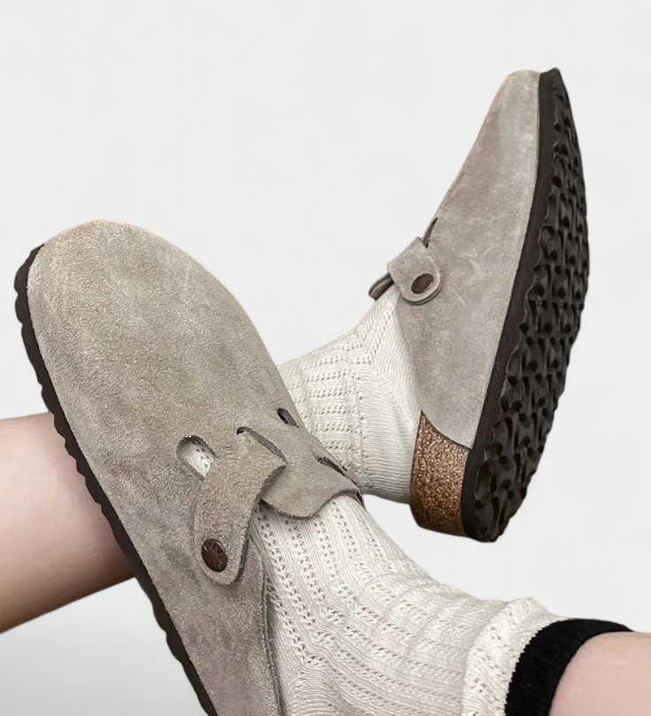 Aubree Sabots Unisex en Daim avec Boucle Ajustable