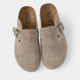 Aubree Sabots Unisex en Daim avec Boucle Ajustable